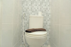 Deluxe Studio | Bathroom - Best Deal And Serene Studio Apartment Tokyo Riverside Pik 2 (Teluknaga)