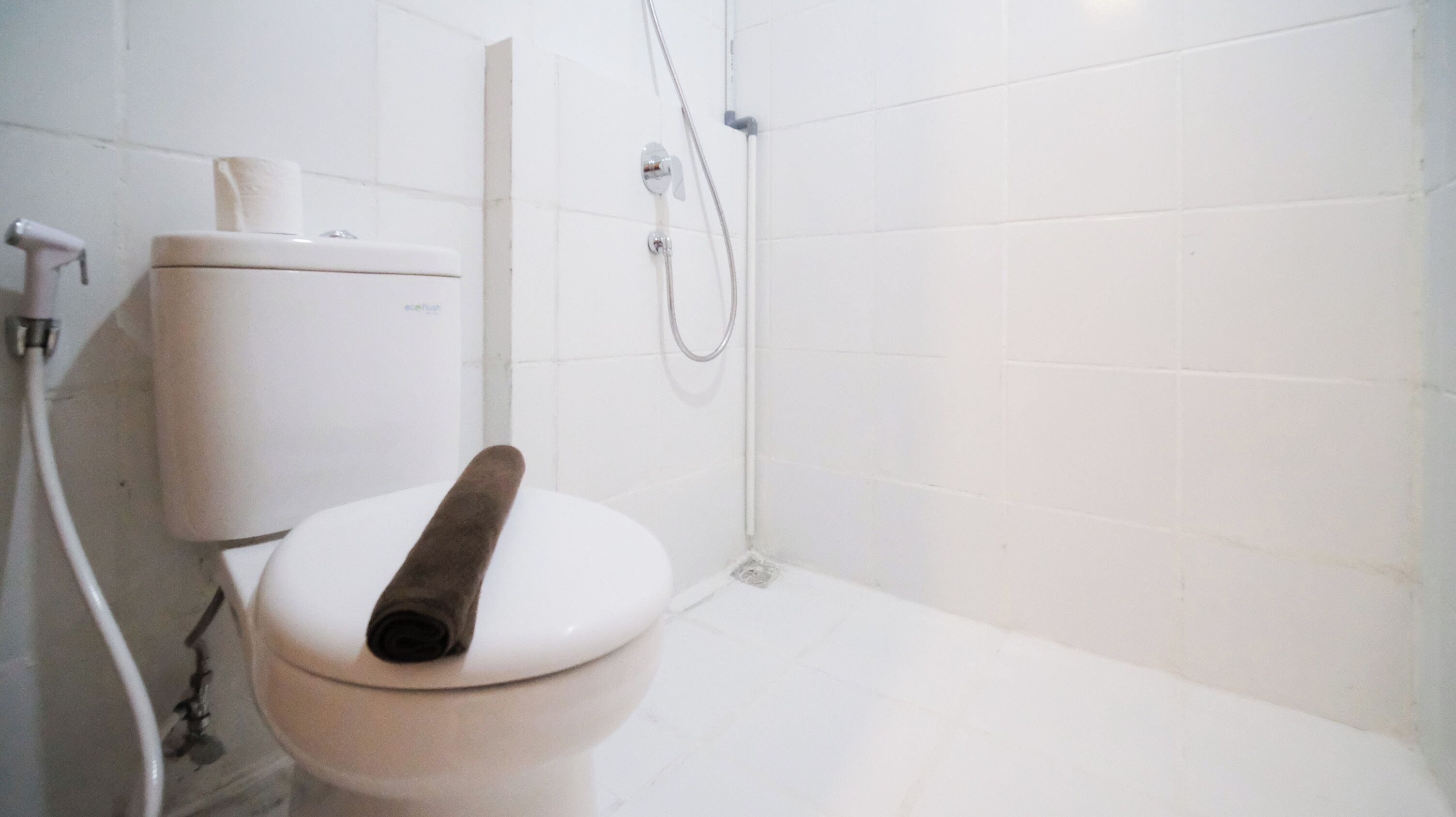 Deluxe Apartment | Bathroom | Shower, towels, toilet paper