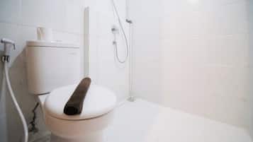Deluxe Apartment | Bathroom | Shower, towels, toilet paper