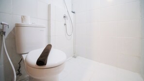 Deluxe apartman | Fürdőszoba | Zuhanyzó, törölközők és toalettpapír