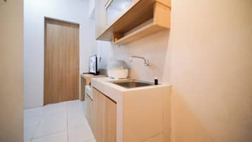 Deluxe Apartment | Private kitchen | Full-sized fridge, stovetop, dining tables