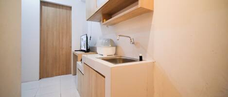 Deluxe Apartment | Private kitchen | Full-size fridge, stovetop, dining tables