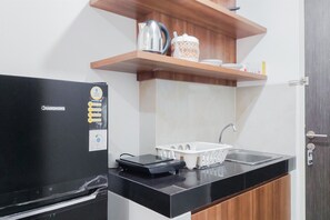 Deluxe Studio | Private kitchen | Full-sized fridge, stovetop, electric kettle - Restful And Homey Studio At Serpong Garden Apartment (Cisauk)