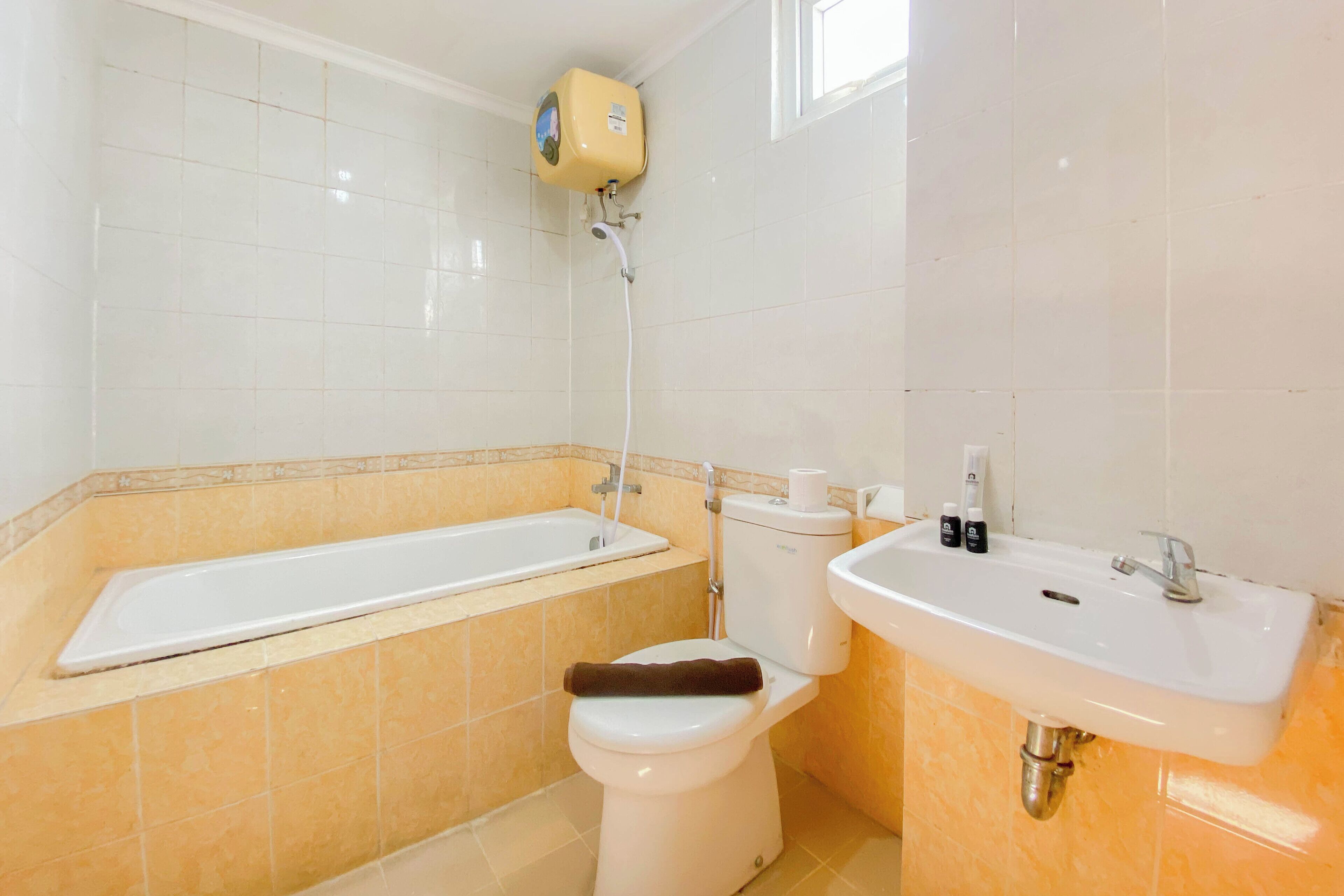 Estudio Deluxe | Baño | Ducha y bañera combinadas y toallas