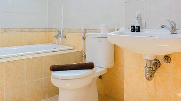 Deluxe Studio | Bathroom