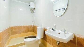 Deluxe Studio | Bathroom | Shower, towels