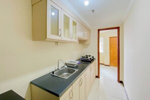 Estudi Deluxe | Cuina privada | Frigorífic gran i placa de cuina