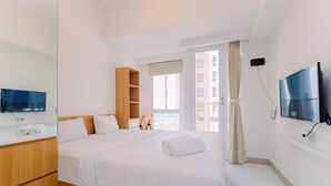 Ett hotellrum med en säng, en tv, en garderob i trä och ett fönster med utsikt över byggnader.