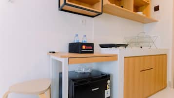 Estudio Deluxe | Cocina privada | Frigobar, parrilla de estufa y tetera eléctrica