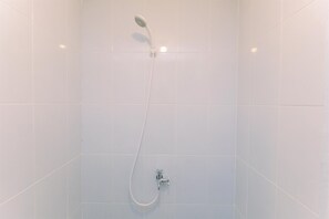 Deluxe Studio | Bathroom - Restful Studio Room Tokyo Riverside Pik 2 Apartment (Teluknaga)