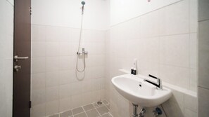 Deluxe Studio | Bathroom | Shower, towels