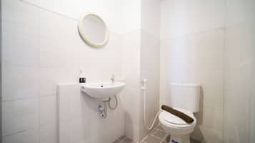 Deluxe Studio | Bathroom | Shower, towels