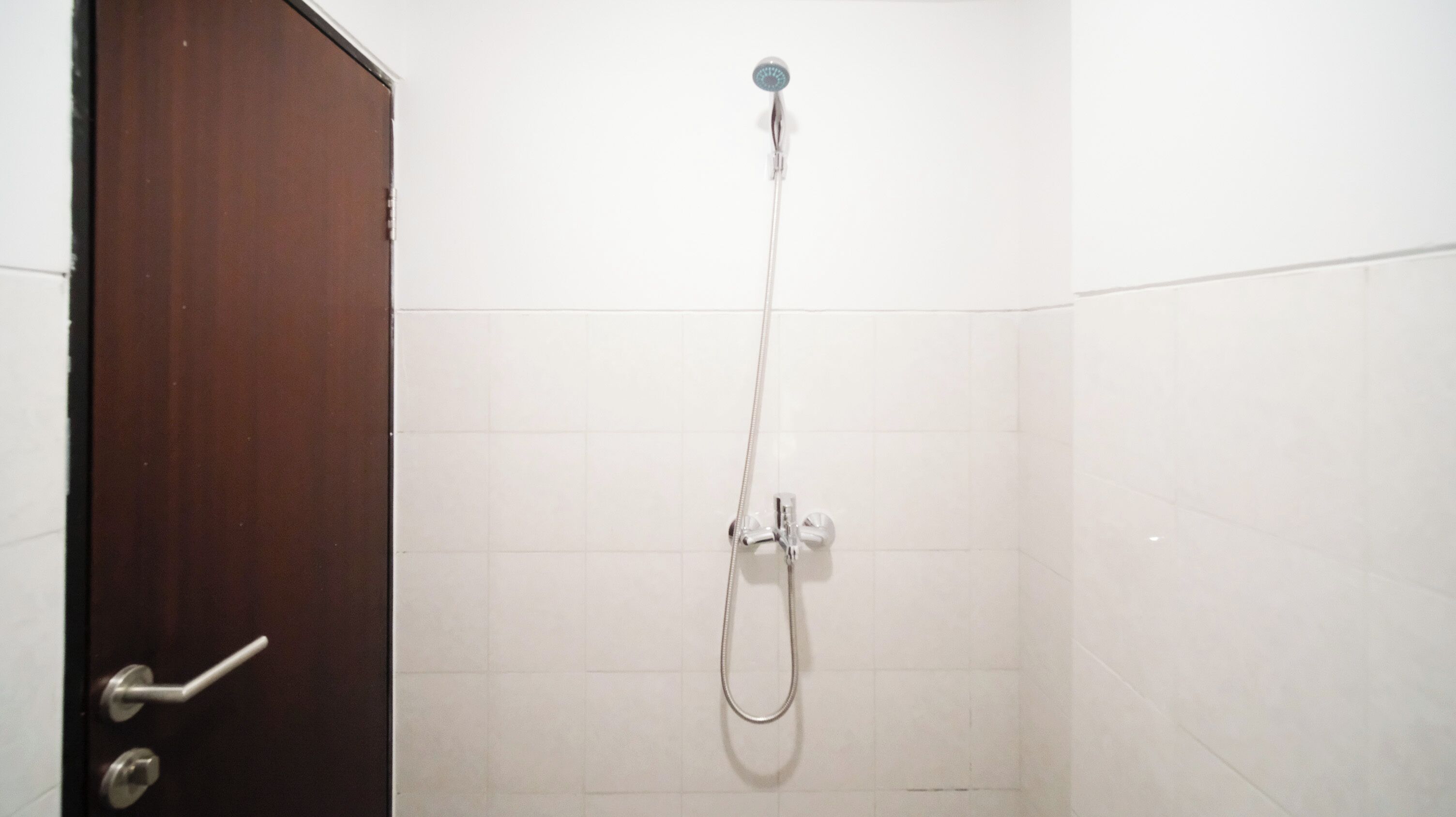Deluxe studio | Badkamer | Een douche, handdoeken