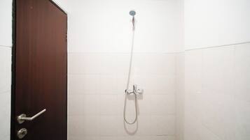 Deluxe studio | Badkamer | Een douche, handdoeken