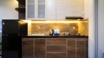 Deluxe Apartment | Private kitchen | Full-sized fridge, stovetop, dining tables