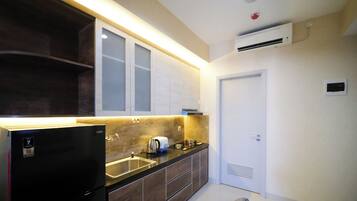 Deluxe Apartment | Private kitchen | Full-sized fridge, stovetop, dining tables