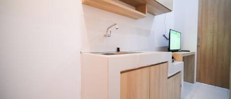 Deluxe Apartment | Private kitchen | Mini-fridge, stovetop