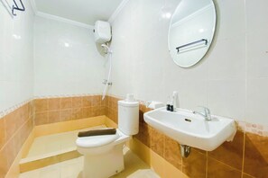 Monolocale Deluxe | Bagno | Doccia, asciugamani, carta igienica