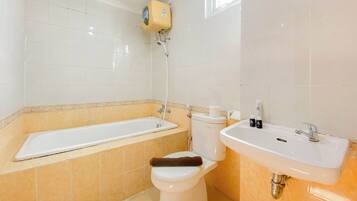 Deluxe Studio | Bathroom