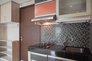Private kitchen - Homey And Modern Studio At Sky Terrace Apartment (Jakarta)