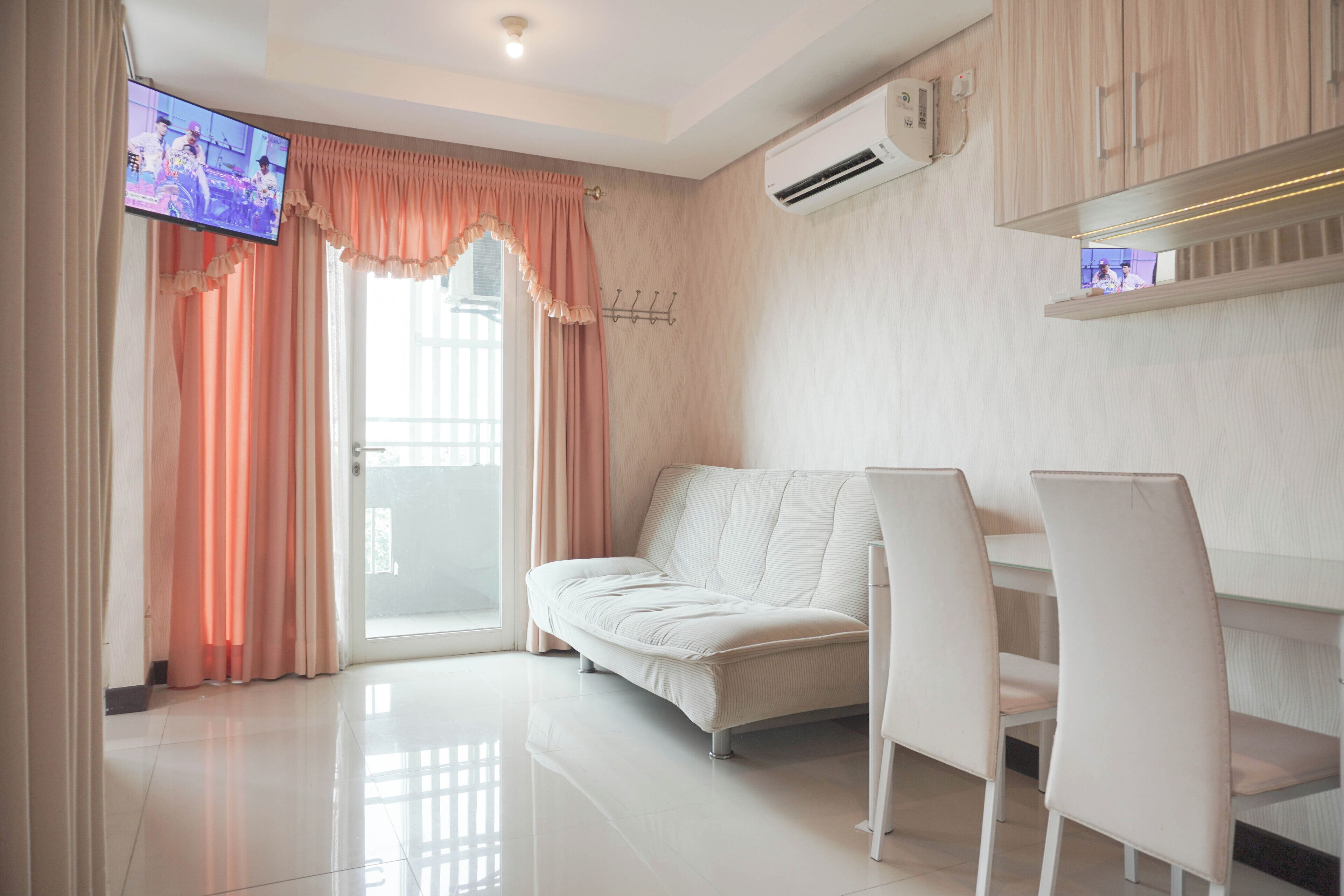 Deluxe Studio | Living area