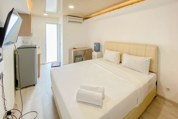 Relax in comfort with a large bed, flat-screen TV, and convenient workspace.