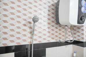 Deluxe Studio | Bathroom | Shower, towels