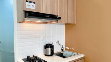 Leilighet – deluxe | Eget kjøkken | Kjøleskap, kokeplater, vannkoker og spisebord