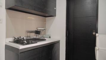Apartemen Deluks | Dapur pribadi | Lemari es, microwave, kompor, dan ketel listrik