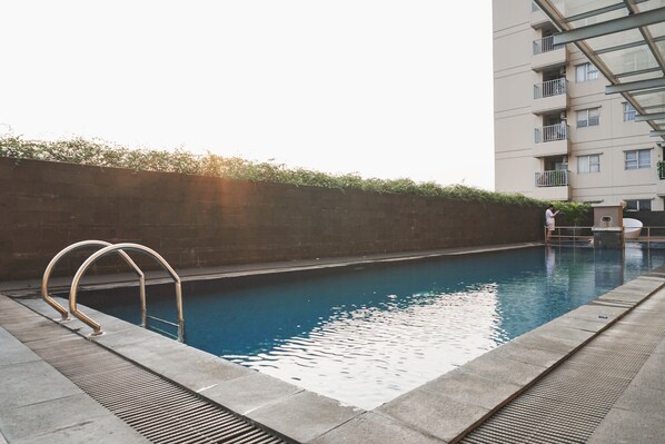 Outdoor pool - Minimalist And Cozy Living 1Br Belmont Residence Puri Apartment (Jakarta)