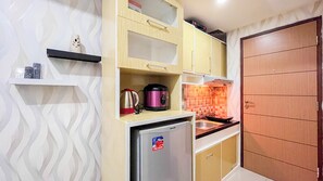 Deluxe Studio | Private kitchen | Fridge, stovetop, electric kettle - Good Place Studio Apartment At Vida View Makassar (Makassar)