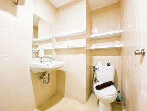 Deluxe appartement | Badkamer | Een douche, handdoeken