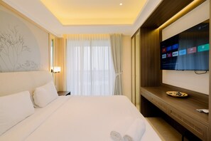 Deluxe Studio | Desk, free WiFi - Modern Look And Comfy Studio Gold Coast Apartment (Jakarta)