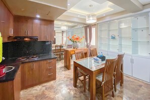 Private kitchen - Spacious 2Br Apartment At Pakubuwono Terrace (Jakarta)