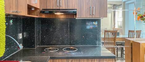 Deluxe Apartment | Private kitchen | Full-sized fridge, microwave, oven, stovetop