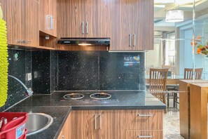 Deluxe-huoneisto | Yksityinen keittiö | Täysikokoinen jääkaappi, mikroaaltouuni, uuni, liesi