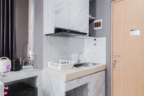Deluxe Studio | Private kitchen | Mini-fridge, stovetop - Comfy And Modern Studio Apartment At B Residence (Pagedangan)