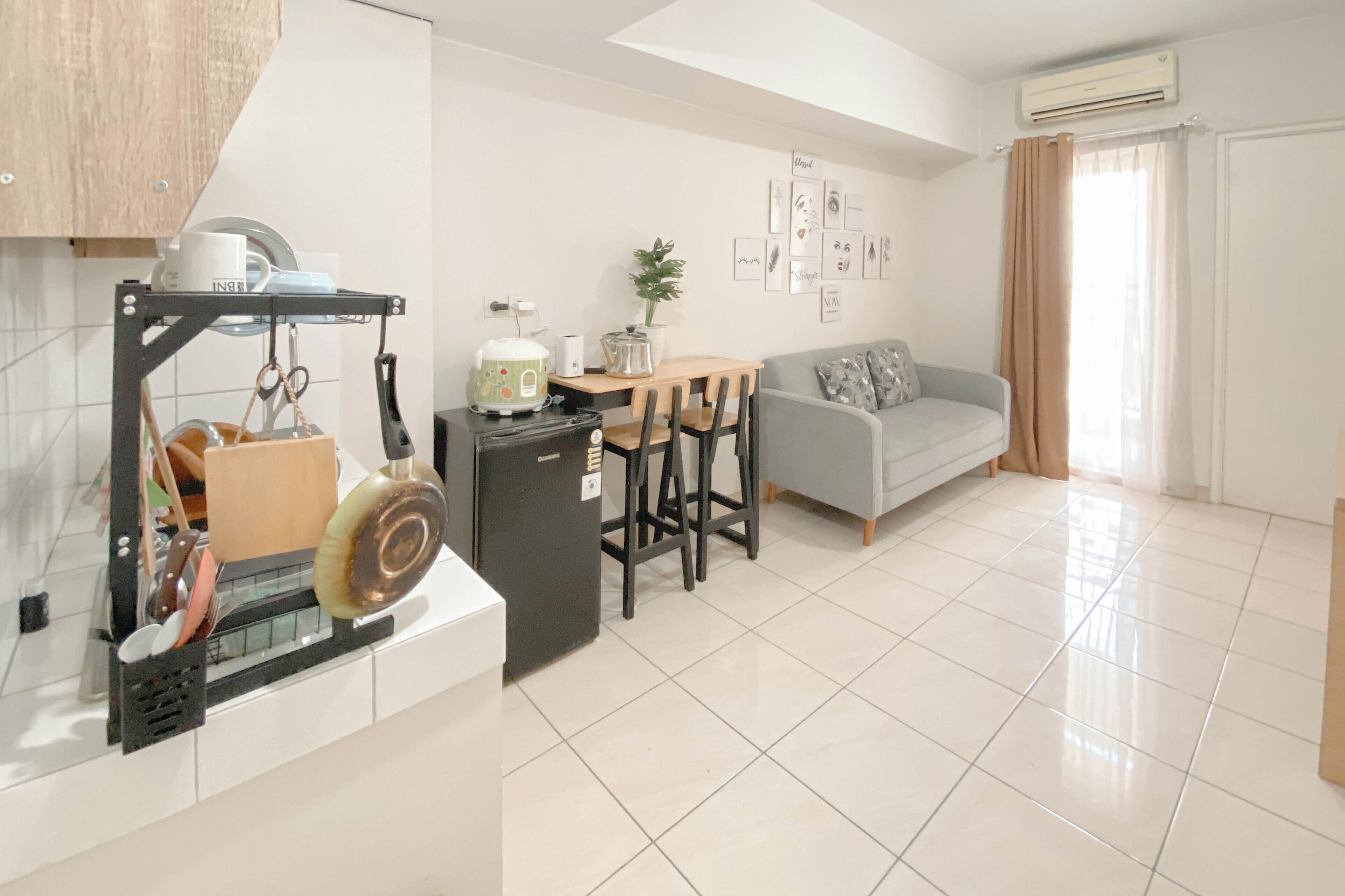 Deluxe Apartment | Private kitchen | Fridge, stovetop, dining tables