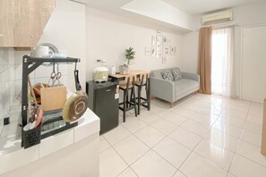 Apartemen Deluks | Dapur pribadi | Lemari es, kompor, dan meja makan