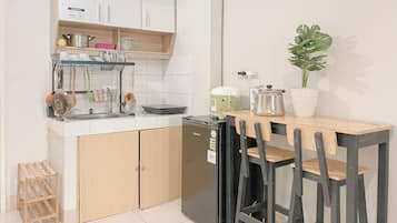 Apartemen Deluks | Dapur pribadi | Lemari es, kompor, dan meja makan
