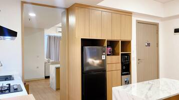 Căn hộ Deluxe | Bếp riêng | Tủ lạnh, bếp nấu, bàn ăn