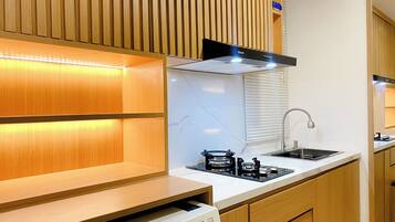 Deluxe Apartment | Private kitchen | Full-size fridge, stovetop, dining tables