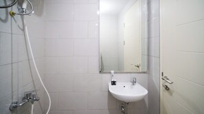 Deluxe Studio | Bathroom | Shower, towels - Nice And Modern Studio At Benson Supermall Mansion Apartment (Surabaya)