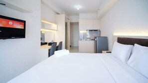 Deluxe Studio | Desk, free WiFi - Nice And Modern Studio At Benson Supermall Mansion Apartment (Surabaya)