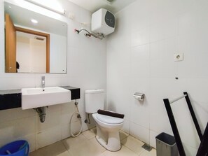 Deluxe studio | Badkamer | Een douche, handdoeken