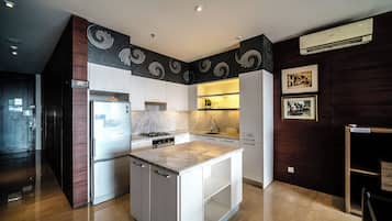 Deluxe-Apartment | Eigene Küche | Großer Kühlschrank, Herdplatte, Esstisch
