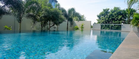 Una piscina al aire libre