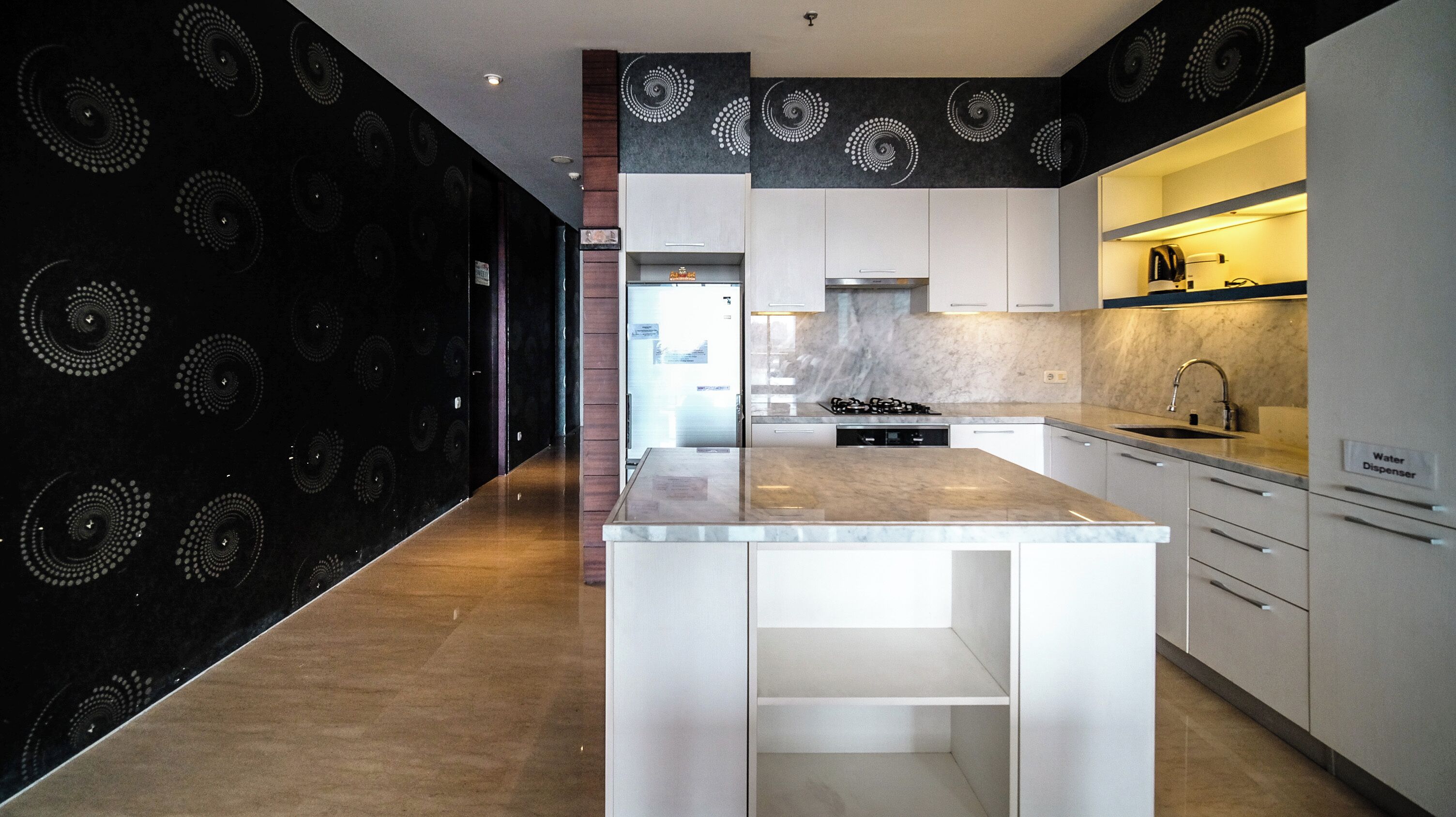 Refrigerador con freezer, placa de cocina, mesa de comedor