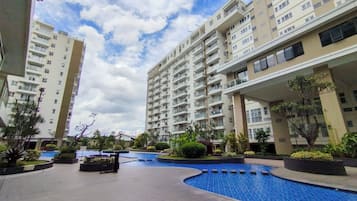 Una piscina al aire libre