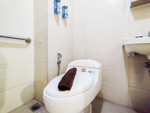 Apartemen Deluks | Kamar mandi | Shower dan handuk